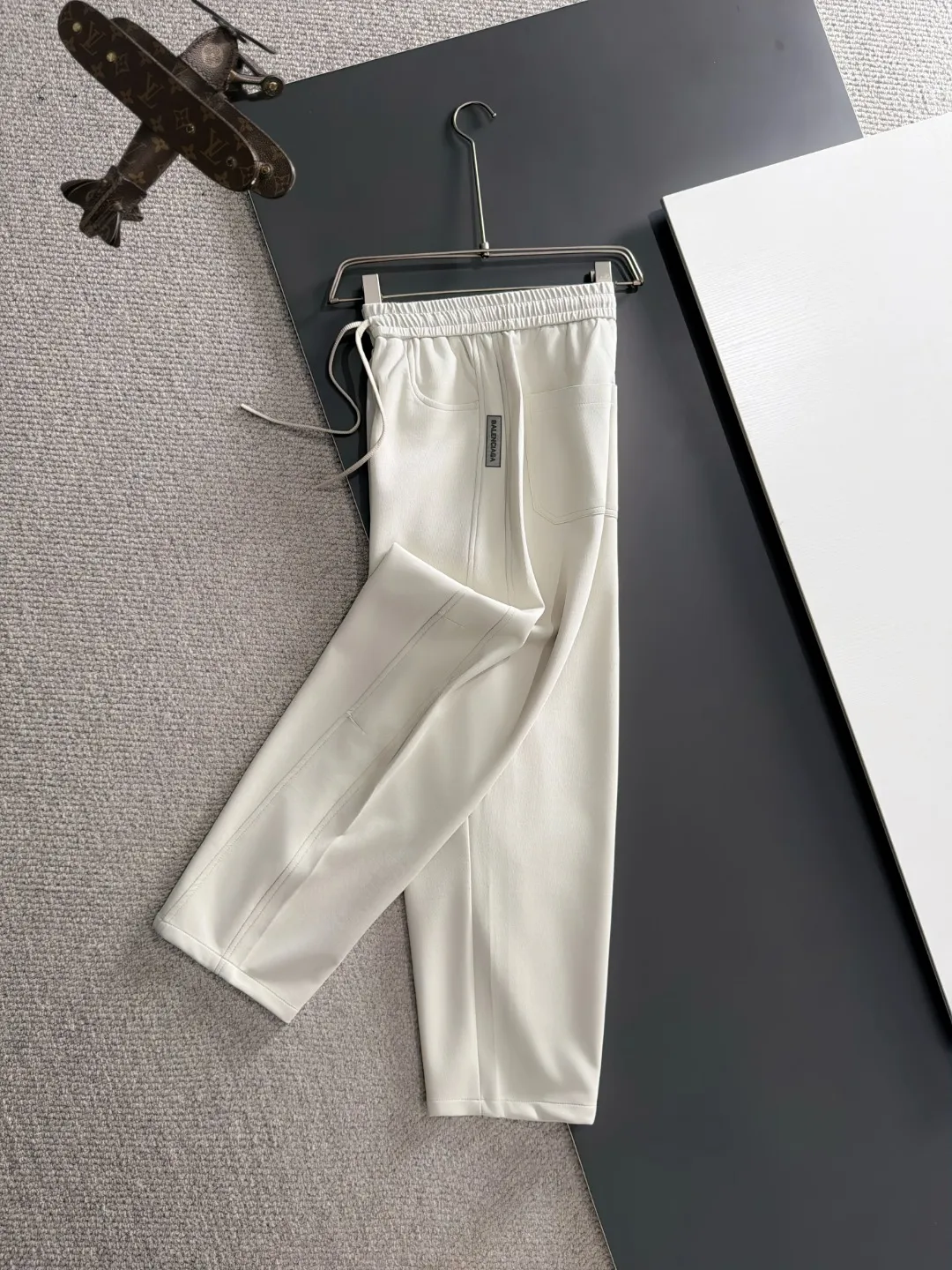 Next day shipment P195 Balenciaga 2026 Autumn and Winter New Arrival elastic band casual pants, counter-customized fabrics, Breathable, high comfort, impeccable details, brand element design concept, reflecting high quality. It feels delicate and soft! It presents a casual cut and the upper body shape is great! Sizes:S-3XL